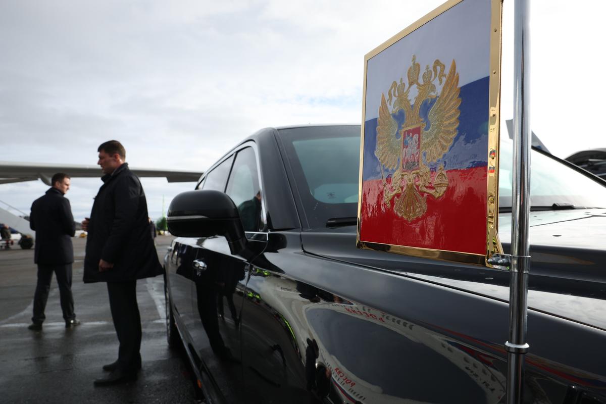 Vladimir Putin’s motorcade displays the Russian presidential standard ahead of his arrival at Murmansk International Airport, Russia, 27 March 2025. Photo: EPA-EFE/ANDREY GORDEEV